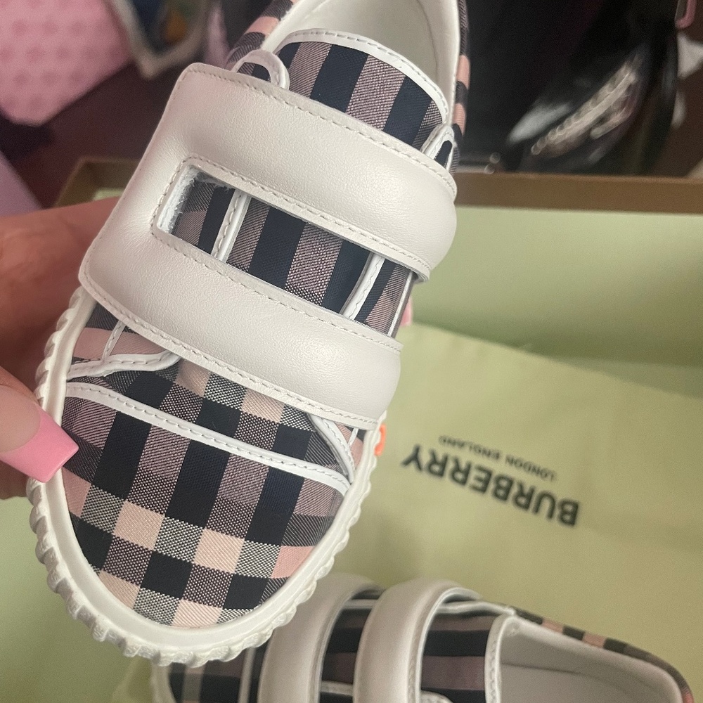Burberry toddler 8.5c